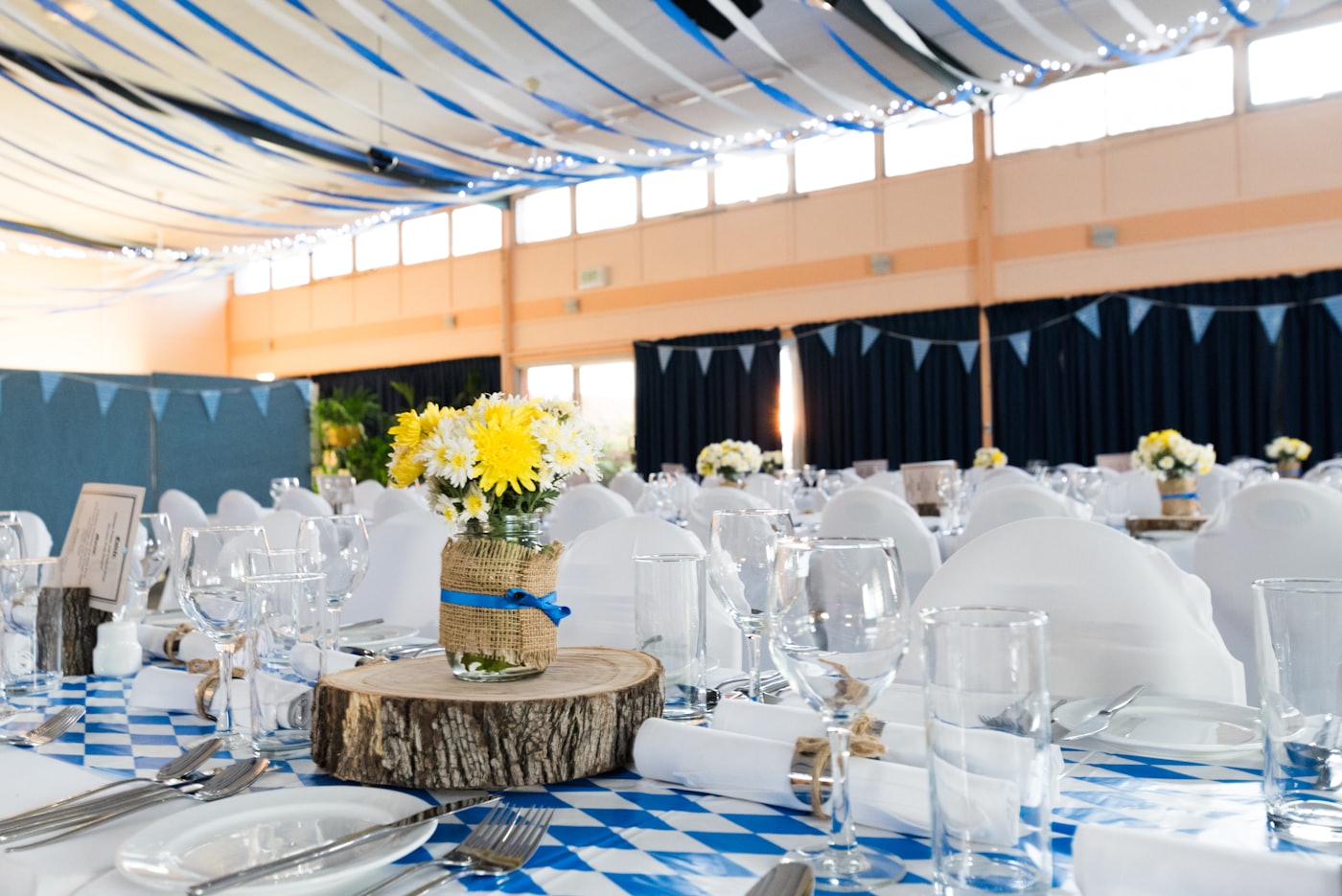 Sfeerbeeld van een feestelijk gedekte zaal